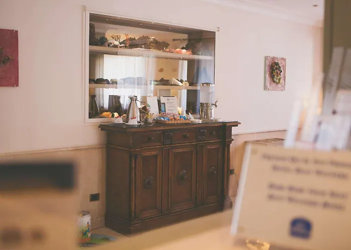 Western Globus Hotel 3*