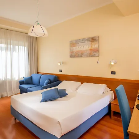 Western Globus Hotel 3*