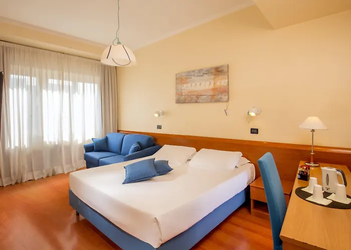 Western Globus Hotel 3*